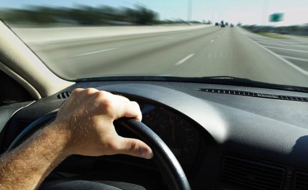 La DGT alerta de una multa de 200 euros y pérdida de puntos por una acción que muchos conductores realizan al volante
