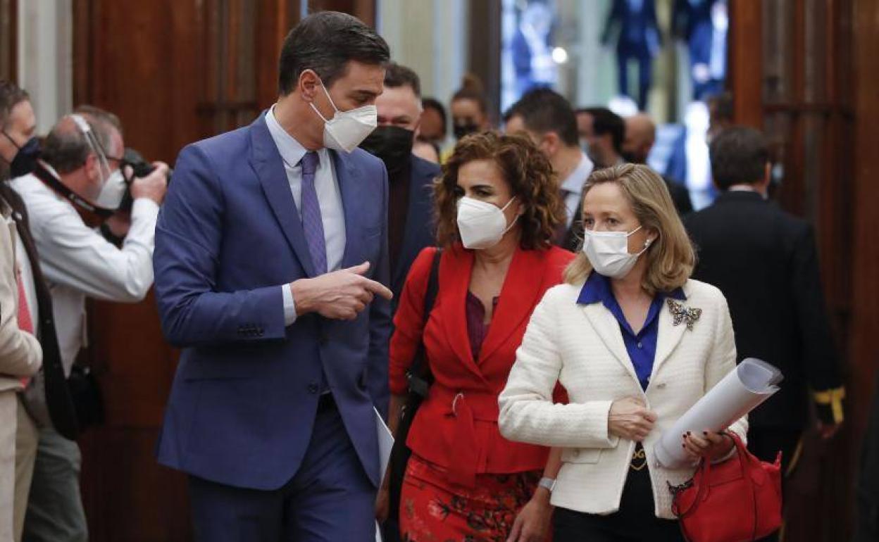 El Gobierno rebaja las gasolinas a toda la población y limita al 2% el alza del alquiler